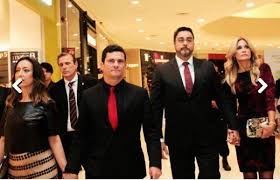 Según los mensajes, sergio moro, actual ministro de justicia, orientó a través de mensajes de telegram al fiscal dallagnol durante la investigaci. Esposa De Sergio Moro Incorpora A Republica De Curitiba