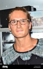 Oliver Proudlock X Oliver Sweeney Lancer tenue à Harvey Nichols avec : Lucy  Watson,Rick Edwards Où : London, United Kingd Photo Stock