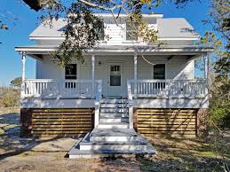Np40 Beverly S Place Ocracoke Island Vacation Rental Home 3 Bedrooms 2 Bathrooms Pet Friendly Sheets Beverly House Island Vacation Rentals House Rental