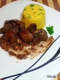 300 g ficat de pui 50 g unt o ceapa 2 catei usturoi 4 linguri ciuperci conservate 100 ml apa sare piper patrunjel mamaliga. Ficatei La Tigaie Cu Mamaliguta Retete Originale Cu Nicole