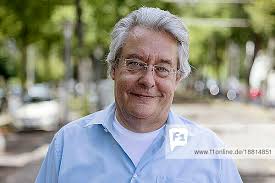 blick in die kamera nur ein mann