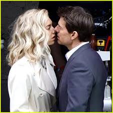 Tom cruise and vanessa kirby star in this new scene from 'mission: Tom Cruise Vanessa Kirby Share On Set Kiss For Mission Impossible 6 Vanessa Kirby Tom Cruise Long Hair Hair Dos
