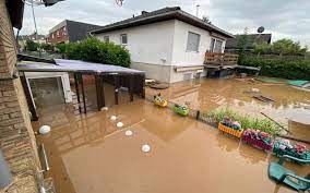 Zahlreiche menschen durch hochwasser gestorben. 5zo0wv6eu7ex0m