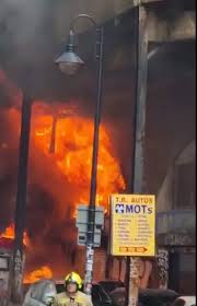 Smoke billows from fire at london's elephant and castle station. Qzvwetbtcrstbm