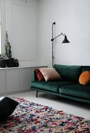 Podest dafür aus holz bauen? So Sieht Ein Perfektes Grunes Samtsofa Fur Ihr Wohnzimmer Aus