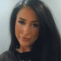 Holly Kelly's Instagram, Twitter & Facebook