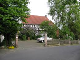 It is a comparatively young town which arose from fusion of the formerly independent municipalities altenbauna, altenritte, großenritte, guntershausen, hertingshausen, kirchbauna and rengershausen in 1966. Datei Kirchweg 1 1 Grossenritte Baunatal Landkreis Kassel Jpg Wikipedia