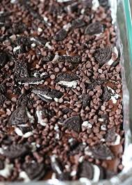 Triple Chocolate Oreo Bars A Creamy Fudge Layer That Sits On Top Of A Crunchy Oreo Crust Topped With Chocolate Chips Mor Oreo Bars Chocolate Oreos Desserts