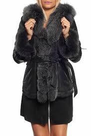 La veste au design utilitaire avec des brides boutonnées aux épaules et des poches plaquées. Veste Femme Lapin Fourrure Renard Giovanni Onecourt Noir Revacuir