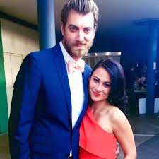 Jun 17, 2021 · rhett mclaughlin was born on october 11, 1977, and which means he is 43 years old. Can We Just Appreciate How Tall Rhett Is I Mean Really His Wife Looks So Tiny Yass The Cutest Cuple Good Mythical Morning Rhett And Link Cutest Picture Ever