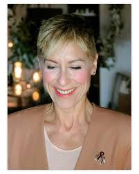 Judith, short hair, her smile, her dimples, her terrific charm and more, in  October 2000 before the premiere of "Joseph, king of dreams". ➖➖➖ 📸  Judithlight.com ➖➖➖ #closeupportrait #portraitphotography #beautifulface  #smilingface