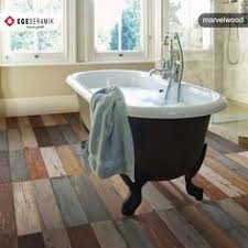 Ege Seramik In Ahsap Gorunumlu Yeni Serilerini Artik Evlerin Her Kosesine Tasimak Mumkun Hatta Suyun Etkisinden Korkmadan Banyo Dosemeler Eskitme Ahsap Banyo