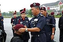 Sebuah badan bukan kerajaan (ngo) menggesa ketua polis johor ayob khan mydin pitchay merujuk semula perintah tetap ketua polis negara (ptkpn) mengenai prosedur operasi standard (sop) melepaskan tembakan ketika menahan suspek. Special Actions Unit Malaysia Wikipedia
