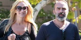 Η σύζυγος του γρηγόρη γκουντάρα αποκάλυψε μία άγνωστη πτυχή της ζωής της, η οποία την στενοχωρούσε. Grhgorhs Gkoyntaras Natali Kakkaba O Titlos Kai To Treiler Ths Neas Ekpomphs Toys Ston Skai
