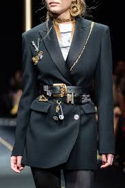Versace Pret A Porter Automne Hiver 2019 2020 Details Vogue Paris Mode Tenues Mode Defile Mode