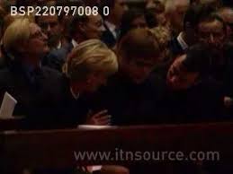 Neben ihr elton john, der seinen song „candle in the wind später auf diana ummünzte und auf ihrer beerdigung sang Princess Diana At Versace S Funeral Youtube
