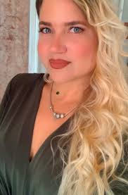 Sencilla, pero no Simple! 🙃 Dócil, pero no Sumisa! 😉 Dulce y Tierna pero  Intensa! ☺️ De día Sumamente Santa! 😇 A oscuras, altamente Perversa! 😈😁  😅😅😅😅😅😅😅😅😅😅 Linda Noche Familia Onliene! 🌸🌷🌹🌼🌺💐