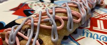 With all that said, the cheshire cat tail was a perfect pick me up so i could continue touring for the rest of the day. Making The Cheshire Cat Tail Snack At Cheshire Cafe In Disney S Magic Kingdom Supercalifragilistic Awesome Disney Podcast