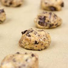 Schokoladige American Cookies Mit Brauner Butter Und Nutella Fullung Rezept Kekse Backen Rezept American Cookies Rezept Kekse