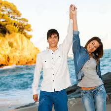 These teen couples in animated shows prove that love comes in many forms, as well as art forms. Portrait Eines Glucklichen Jungen Teen Couple Heben Der Arme Am Meer Lizenzfreie Fotos Bilder Und Stock Fotografie Image 16366821
