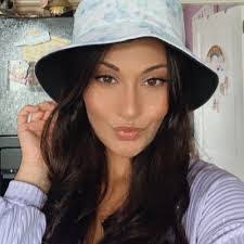 Lea Coyle's Instagram, Twitter & Facebook