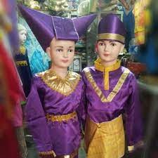 Orang minangkabau bangga dengan sistem sosial matrilineal mereka, percaya bahwa ini adalah inti dari. 12 Nama Pakaian Adat Sumatera Barat Dengan Fungsi Dan Penjelasannya Bukareview