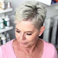 Diese 41 Freche Kurzhaarfrisuren Ab 50 Wird Dich Junger Aussehen Lassen Kurzhaarfrisuren Freche Kurzhaarfrisuren Haarschnitt Kurz