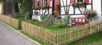 Wenn sie den holzzaun selber bauen möchten, empfiehlt sich eine solide vorbereitung. Staketenzaun Und Kastanienzaun Fur Den Bauerngarten