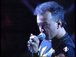 Vuoi che io rimanga nel tuo letto per poi sbattermi su e giù. Enrico Ruggeri Contessa Live Youtube