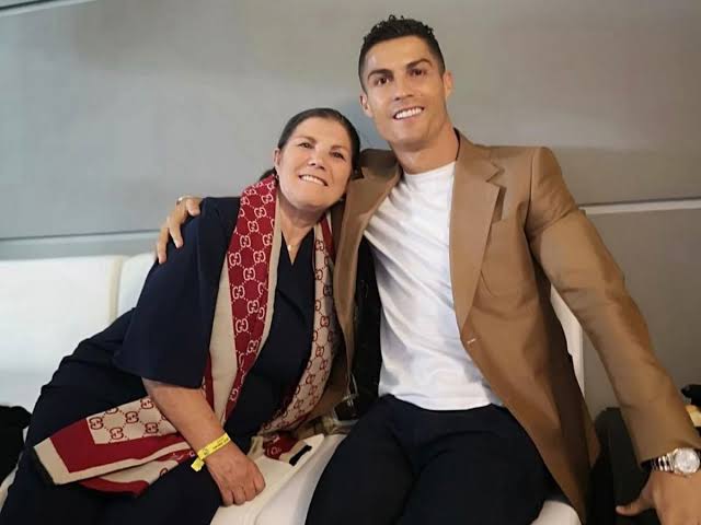 Mẹ Ronaldo tiết lộ nguyện vọng cuối đời với con trai, fan MU nghe xong chắc  chắn sẽ hơi... buồn!
