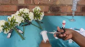 C'est le type de massif le plus facile à concevoir, mais il nécessite. Comment Realiser Un Bouquet De Mariee A Partir De Fleurs Artificielles Minutefacile Com