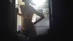 最新宿舍盗摄校花颜值美女学生，在宿舍全裸洗漱时被偷拍，胸部还未发育但非常匀称