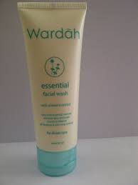 Ini disebabkan karena keringat yang. 5 Rekomendasi Face Wash Yang Cocok Buat Kulit Kering