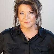 Lisa Crabbe's Instagram, Twitter & Facebook