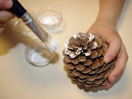 Pour une déco naturelle et simple à réaliser pour noël, pensez aux pommes de pin. Une Pomme De Pin 3 Suspensions De Noel