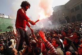 Pyroshow ultras ahlawy in match al ahly vs. Bilderstrecke Zu Nach Urteil Zum Fussballmassaker Todliche Krawalle In Agypten Bild 1 Von 4 Faz