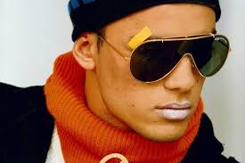 Nick kamen, ilk olarak 1984 yılında the face adlı derginin kapağı için verdiği pozla dikkat çekti. Jizewrw Jmfyom