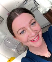 Good evening ladies!!! I was thinking to tell you a bit more about myself  and my work. This is how I do things in my beauty sanctuary 😇 First, I  like to