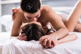 ハグ、白いベッドの上でキス、セックスしお互い愛するロマンチックな若いカップル。の写真素材・画像素材 Image 51513465