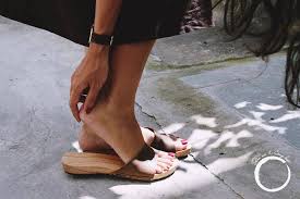 em về đi guốc mộc, lộc cộc khua khoắng... - Thôn nữ & Bông Bụp ...