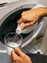 Sirke karbonat karışımı ile çamaşır makinesi temizlemek için karbonat ve sirke bir bardakta karıştırılır. Dogal Camasir Makinesi Temizligi Camasir Makinesi Temizliginin Puf Noktalari Dekorasyon Onerileri Trendler Kendin Yap Fikirleri Armut Com Blog
