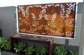 Par ailleurs, l'aspect brut de ce panneau. Jardin Exterieur En Photos Brise Vue Jardin Avec Un Panneau En Acier Corten Vogue Tunisie Maroc Algerie Magazine Fashion Luxe Inspiration Et People