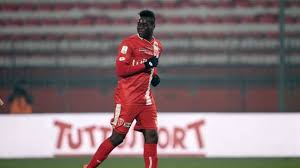 L'attaccante numero 45 l'anno scorso venne accolto con gioia ed entusiasmo dai tifosi biancoblù, ma la storia con le rondinelle terminò piuttosto male. Brescia Striscione Contro Balotelli Per Noi Vali Zero Uomo Senza Dignita
