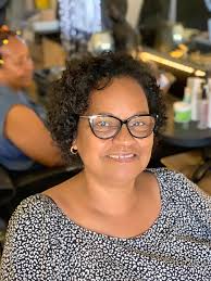 Petite mise en beauté samedi dernier pour notre nouvelle cliente de  Saint-Benoit ! Nadine L'abondance regarde les "bonjour du jour" de Mary-Pier'Coiffure  de tous les jours , et m'a confié qu'elle appréciait