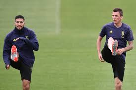 © disediakan oleh kompas.com penyerang juventus, mario mandzukic (kiri), berebut bola dengan bek ac milan, leonardo bonucci, dalam laga final coppa italia di stadion olimpico, roma pada 9 mei 2018. Report Bayern Munich Not Interested In Bringing Back Mario Mandzukic Or Emre Can Black White Read All Over