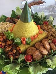 Menyediakan tumpeng atau nasi tumpeng dengan berbagai. Tumpeng