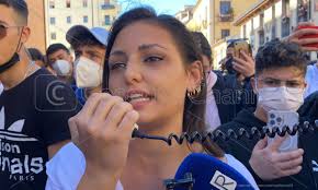 Corteo degli studenti, parla Dalia: «Ricordo le mani del prof su di me»