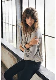 20 Coiffures Cool Et Faciles A Vivre Pour Les Cheveux Epais Coiffures Cool Coiffure Coupe Coiffure