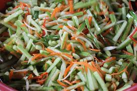 Cuci bersih timun dan potong sesuai selera. Resepi Kimchi Timun