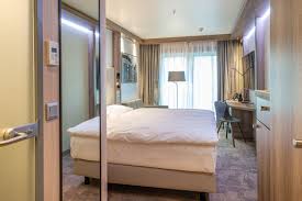 Unsere zimmer sind barrierefrei und behindertengerecht. Wismar Schlafen Im Kreuzfahrtkabinenhotel Von Radisson Einfach Raus